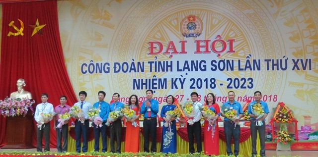 Đồng chí Lý Đức Thanh giữ chức Chủ tịch LĐLĐ tỉnh Lạng Sơn khóa XVI, nhiệm kỳ 2018 - 2023 tặng hoa các đồng chí ủy viên BCH và ủy viên UBKT khóa XV không tham gia BCH và UBKT LĐLĐ tỉnh khóa XVI. Ảnh: Xuân Trường