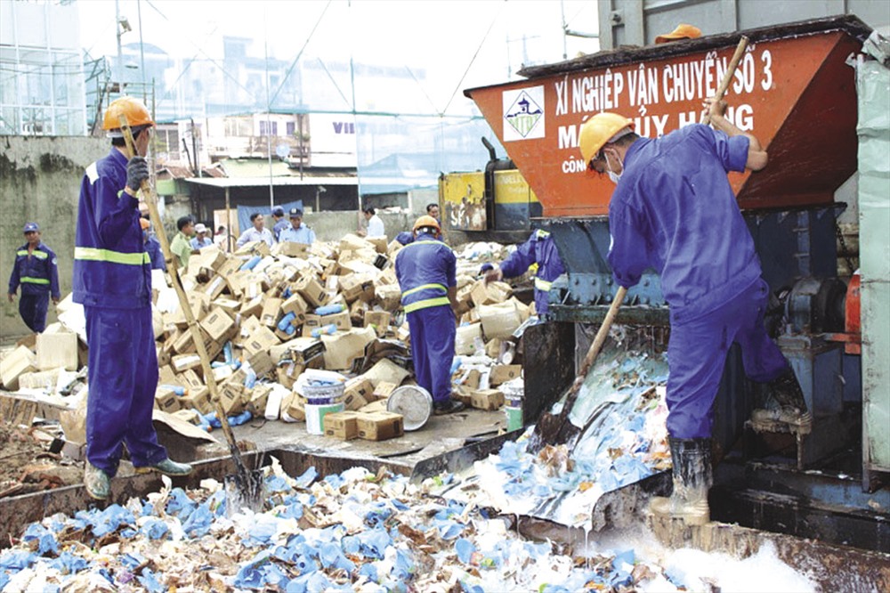 Tiêu huỷ phế liệu tiềm ẩn chất thải nguy hại tại khu xử lý rác Phước Hiệp (TP HCM). Ảnh: H.H