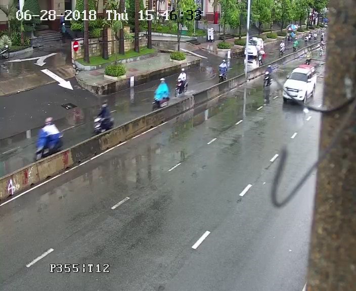 Đường Nguyễn Hữu Cảnh thoát cảnh ngập nhờ siêu bơm trong cơn mưa cực lớn chiều nay. Ảnh: CT Quang Trung