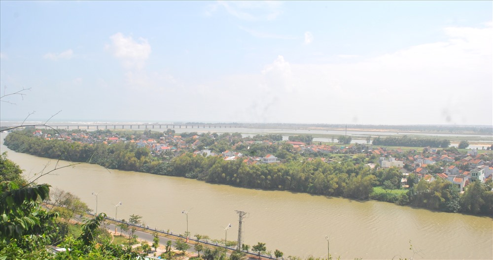 Đứng từ chân tháp Nhạn, du khách có thể thấy toàn bộ TP.Tuy Hòa và con sông Đà Rằng uốn lượn. Ảnh: Đ.Phùng