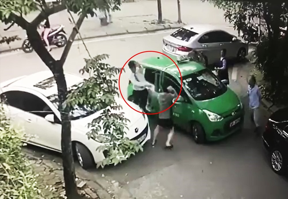 Hình ảnh tài xế Mercedes dùng gạch đánh vào đầu tài xế taxi Mai Linh