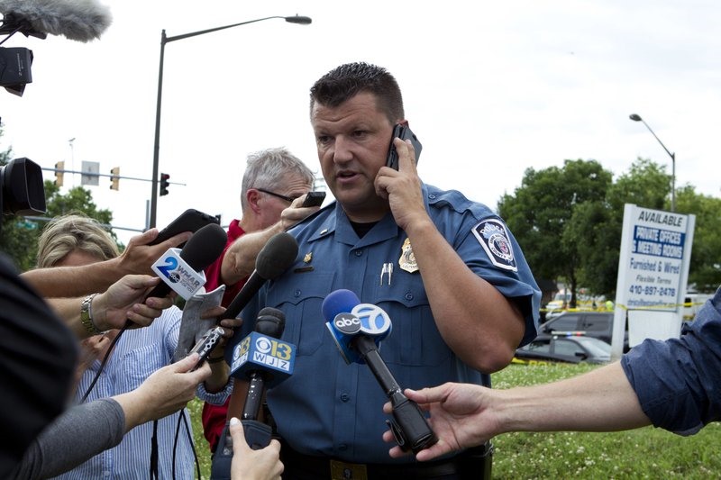 Trung úy cảnh sát Ryan Frashure thông tin cho báo giới tại hiện trường vụ thảm sát tòa soạn báo Capital Gazette. Ảnh: AP. 