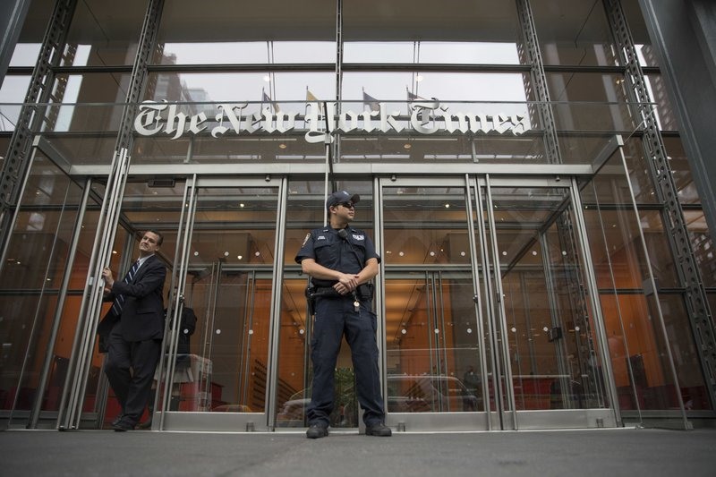 Một sĩ quan cảnh sát canh gác bên ngoài tòa soạn New York Times ở News York hôm 28.6. Sở cảnh sát New York cũng cử lực lượng tuần tra ở nhiều tòa soạn lớn sau vụ thảm sát trong tòa soạn báo tở Annapolis. Ảnh: AP. 