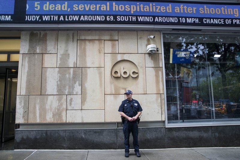 Một sĩ quan cảnh sát canh gác bên ngoài studio của hãng ABC ở New York. Ảnh: AP. 