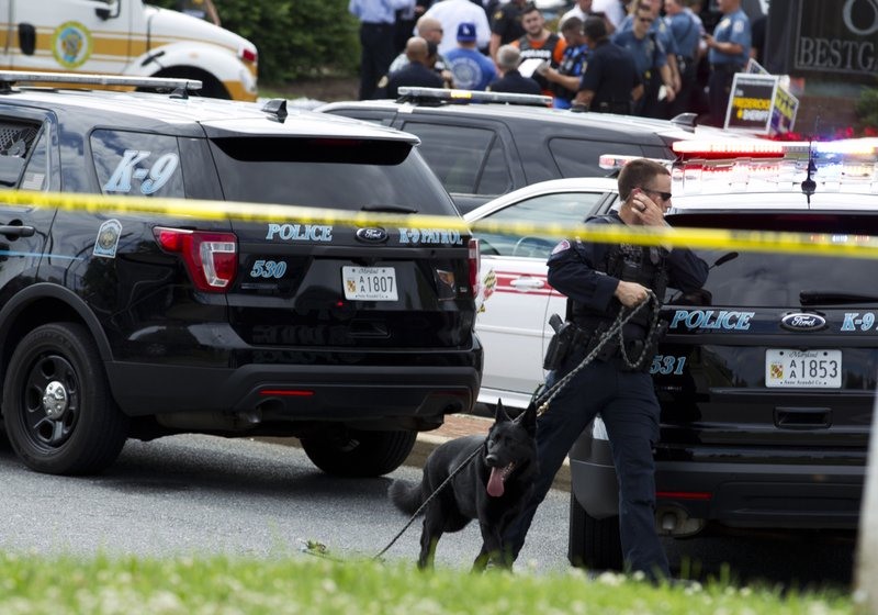 Một đơn vị cảnh sát được triển khai tại hiện trường vụ xả súng tại tòa soạn báo ở Annapolis, bang Maryland ngày 28.6. Ảnh: AP. 