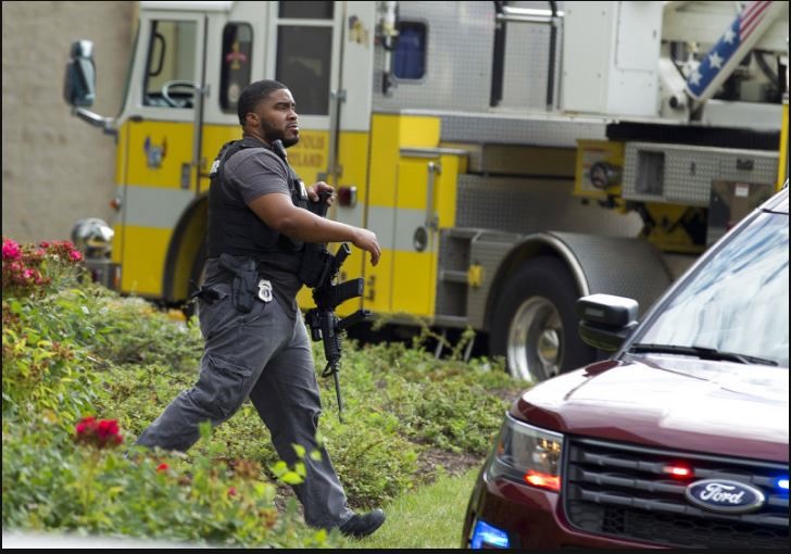 Các sĩ quan cảnh sát Maryland tuần tra ở khu vực xung quanh hiện trường vụ xả súng. Ảnh: AP. 