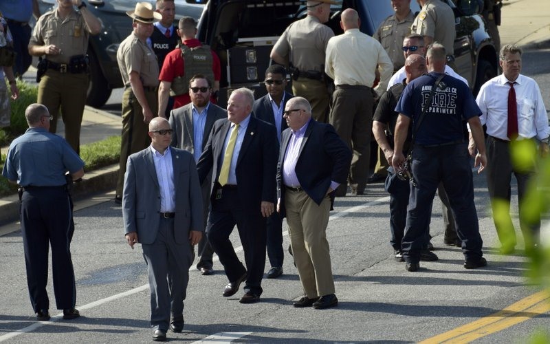 Thống đốc bang Maryland Larry Hogan (đeo kính ở giữa), thị sát hiện trường vụ thảm sát ở Annapolis. Ảnh: AP. 