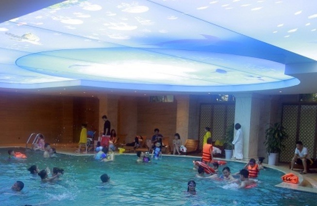 Tọa lạc ngay cạnh khu Spa, bể bơi bốn mùa trong nhà đưa du khách vào không gian đầy thư thái. Hình ảnh đại dương sống động phản chiếu xuống làn nước xanh, tạo ra những hình ảnh lung linh hút mắt