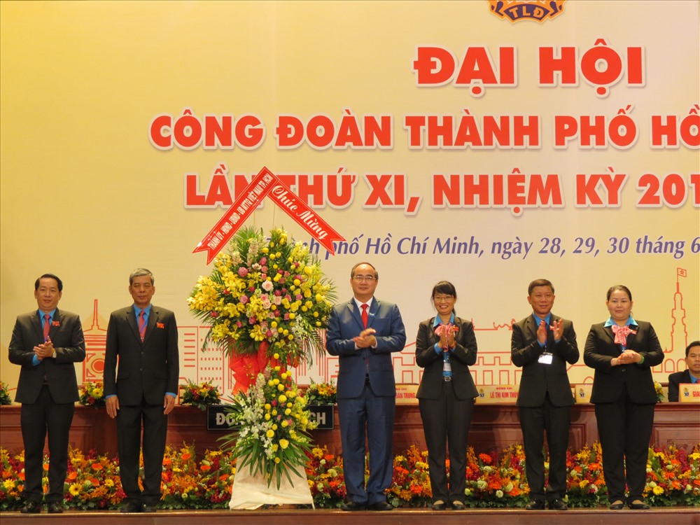 Bí thư Nguyễn Thiện Nhân tặng hoa chúc mừng Đại hội
