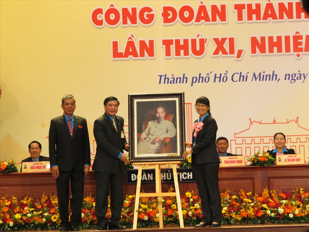 Chủ tịch Tổng LĐLĐ VN Bùi Văn Cường tặng Đại hội bức tranh Bác Hồ