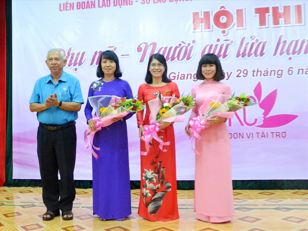 Chủ tịch LĐLĐ An Giang Nguyễn Thiện Phú - Trưởng Ban Tổ chức -trao hoa cho Ban giám khảo cuộc thi. (Ảnh: Lục Tùng)