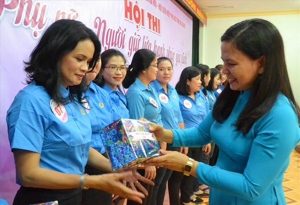 Bà Phan Thị Diễm - Phó Chủ tịch LĐLĐ An Giang, Phó Ban Tổ chức Hội thi- trao quà cho các thi sinh. (Ảnh: Lục Tùng)