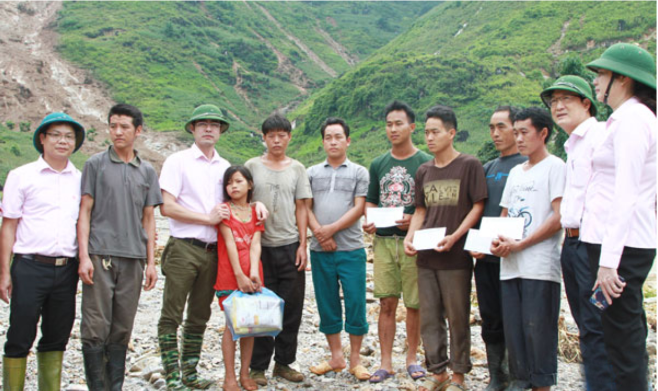 Nhiều hộ đồng bào DTTS tại vùng rốn lũ xã Lùng Tám, huyện Quản Bạ (Hà Giang)  nhận quà từ NHCSXH