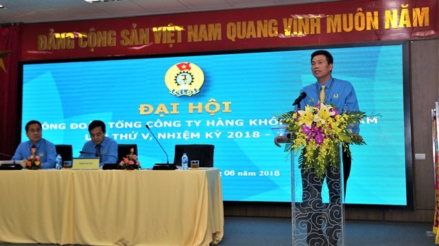 Đồng chí Tạ Thiên Long - Ủy viên Ban Thường vụ Đảng ủy TCty Hàng không VN, Ủy viên Ban Thường vụ CĐ TCty Hàng không VN khóa V (người đang phát biểu) được bầu giữ chức Chủ tịch Công đoàn TCty Hàng không VN khóa V, nhiệm kỳ 2018 - 2023.