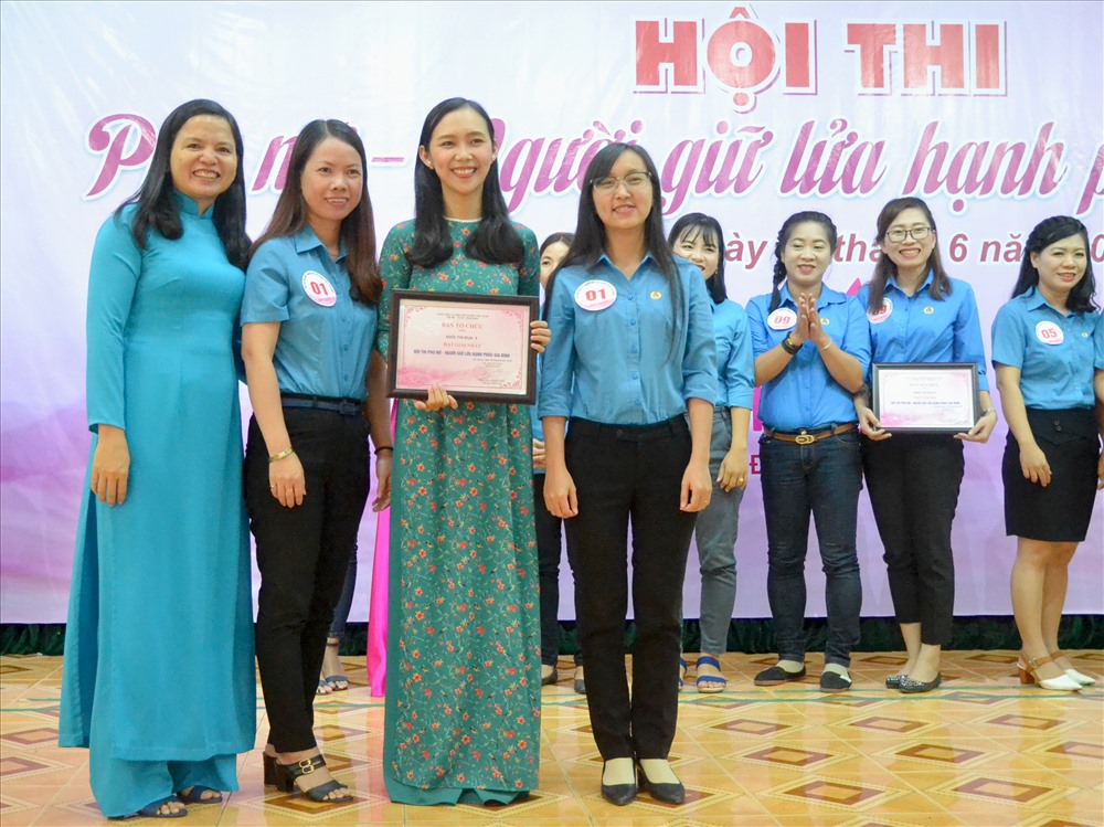 Bà Phan Thị Diễm - phó Chủ tịch LĐLĐ An Giang- trao giải Nhất cho đội có thành tích cao nhất Hội thi. (Ảnh: Lục Tùng)