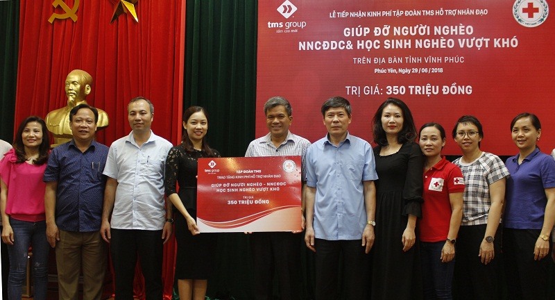 Đại diện Tập đoàn TMS trao tặng Hội Chữ thập đỏ tỉnh Vĩnh Phúc350 triệu đồng