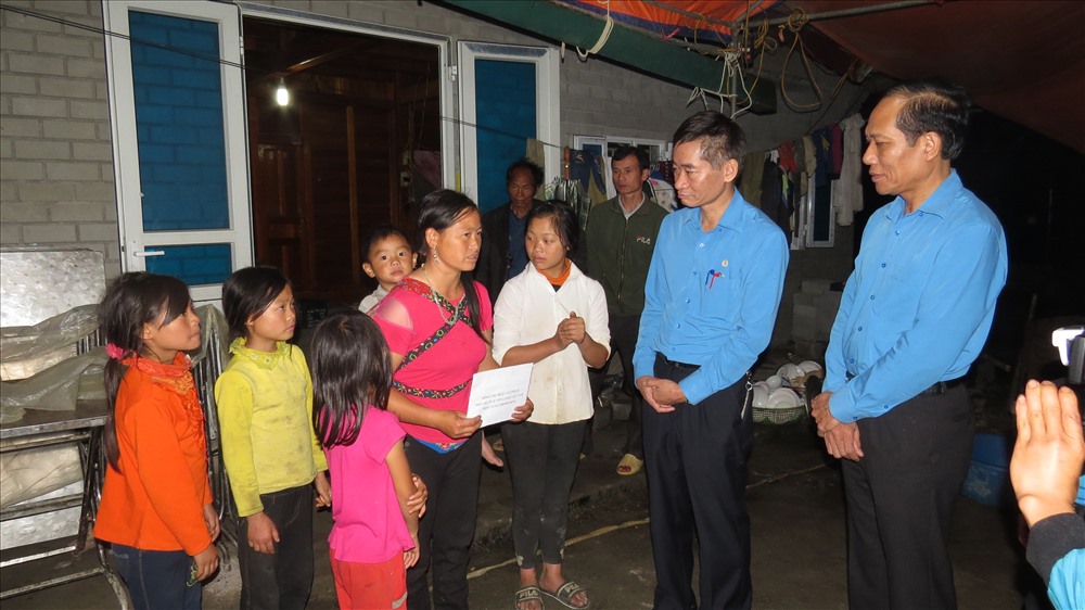 Phó Chủ tịch Tổng LĐLĐVN Trần Văn Thuật (thứ hai từ phải qua) thăm hỏi gia đình thầy giáo Tẩn A Xoang.
