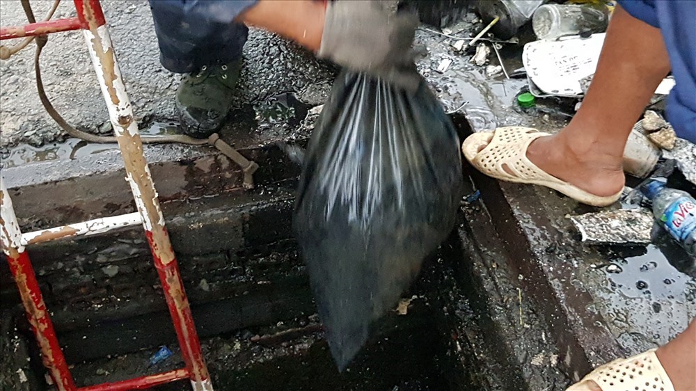 Một bao rác to được công nhân trục vớt lên từ hệ thống cống trên đường Nguyễn Hữu Cảnh vào ngày 19.10.2017. Ảnh: Trường Sơn