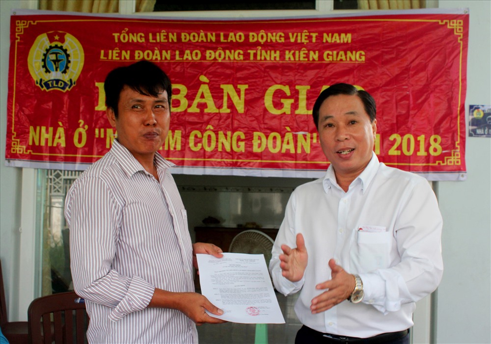 Chủ tịch LĐLĐ Kiên Giang Trần Thanh Việt (phải) trao MÂCĐ cho đoàn viên Lưu Quang Hội (Ảnh: Thanh Bách)
