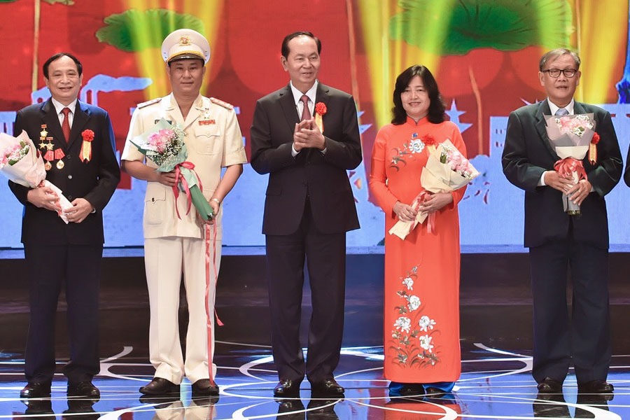 Chủ tịch Nước Trần Đại Quang (giữa) tặng hoa, tuyên dương gương điển hình trong một số lĩnh vực tiêu biểu. Ảnh: HẢI NGUYỄN