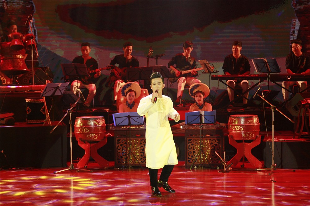 Ca sĩ Quang Hào với ca khúc Paranung. Ảnh: BTC