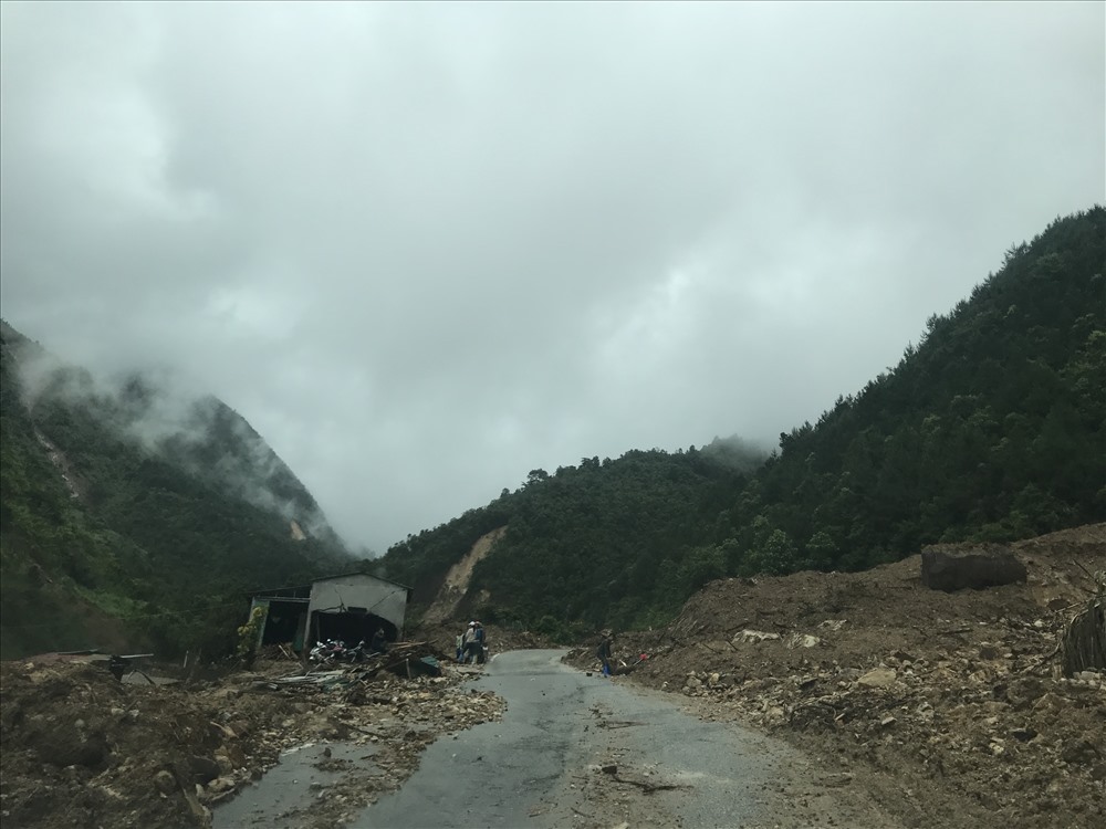 Đoạn qua xã Chu Va (huyện Tam Đường, Lai Châu) vẫn ngổn ngang đất đá.