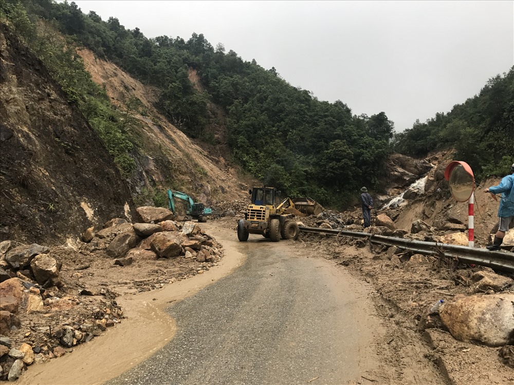 Một đoạn đường từ huyện Tam Đường (Lai Châu) sang Sa Pa (Lào Cai) đang được dọn dẹp.
