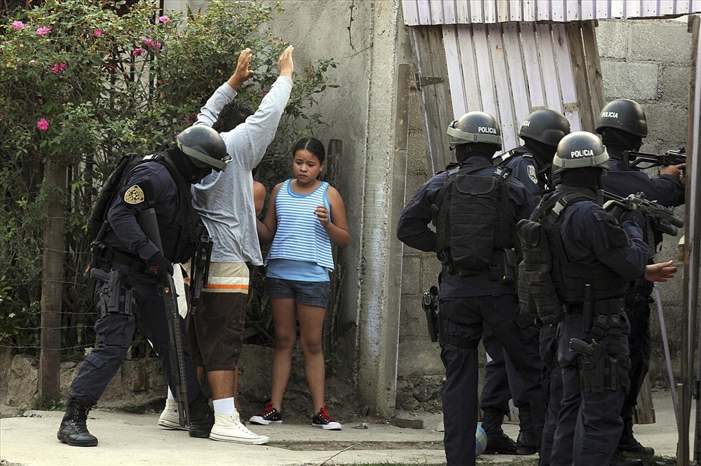 Cảnh sát đặc nhiệm Brazil trong một cuộc trấn áp tội phạm.