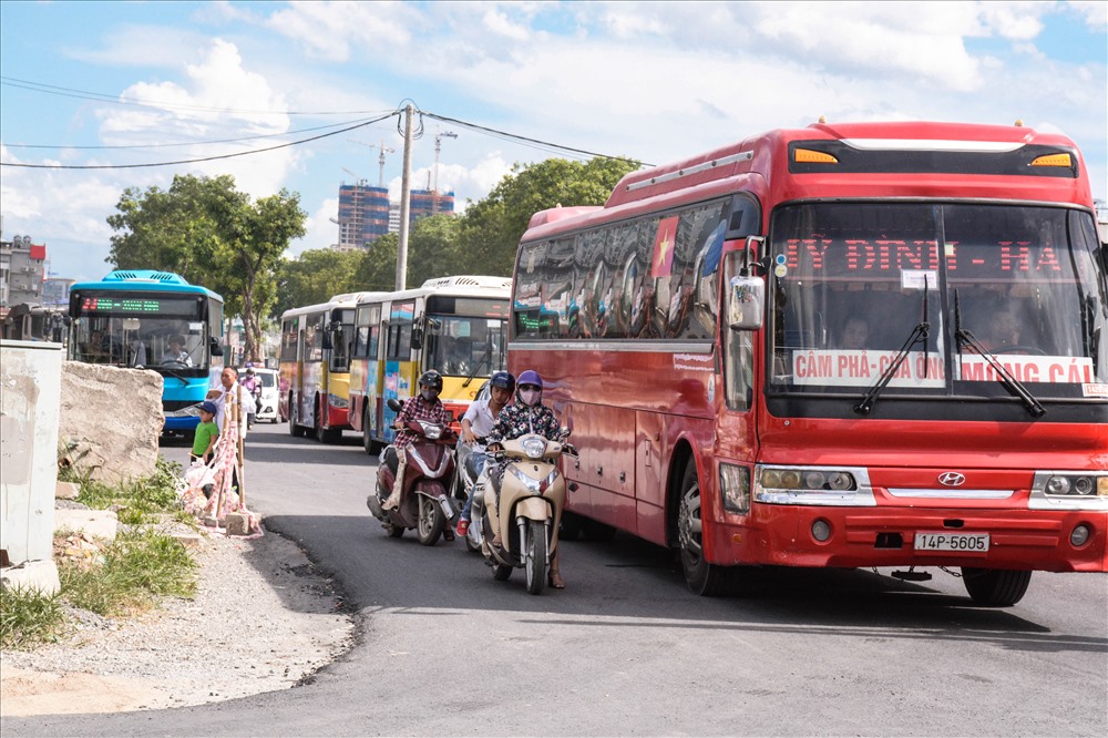 Nhiều người tận dụng bóng mát của những chiếc xe khách làm 