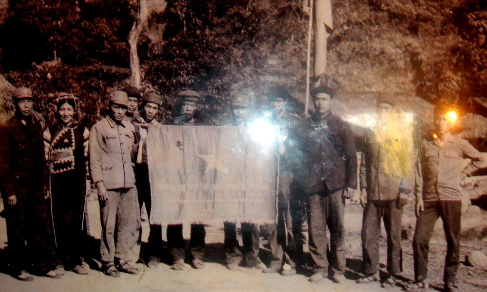 Ban công an xã Sín Thầu nhận danh hiệu Anh hùng LLVTND năm 1973, “thủ lĩnh” Pờ Xí Tài mặc áo đen thứ 3 từ phải sang (ảnh tư liệu).