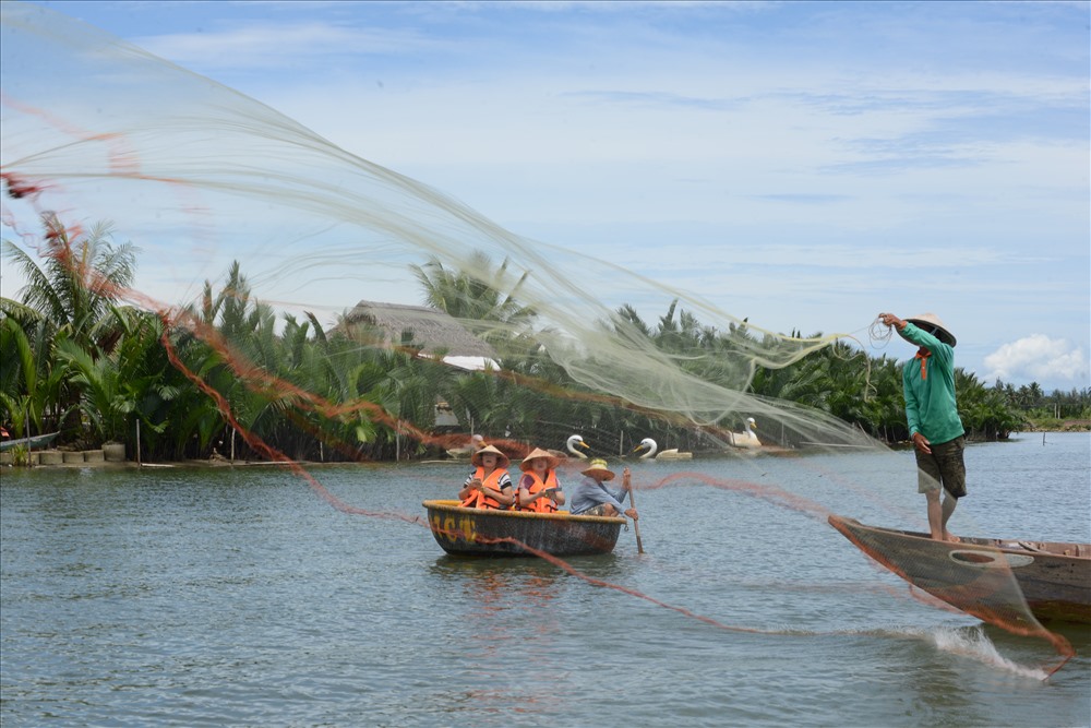 Người dân Cẩm Thanh mưu sinh bằng nghề chài lưới trong rừng dừa nước.