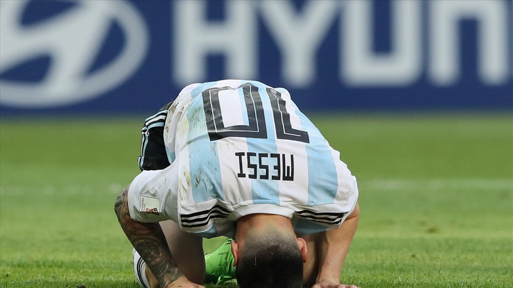 Messi thể hiện sự bất lực khi không thể ghi bàn. Ảnh: FIFA