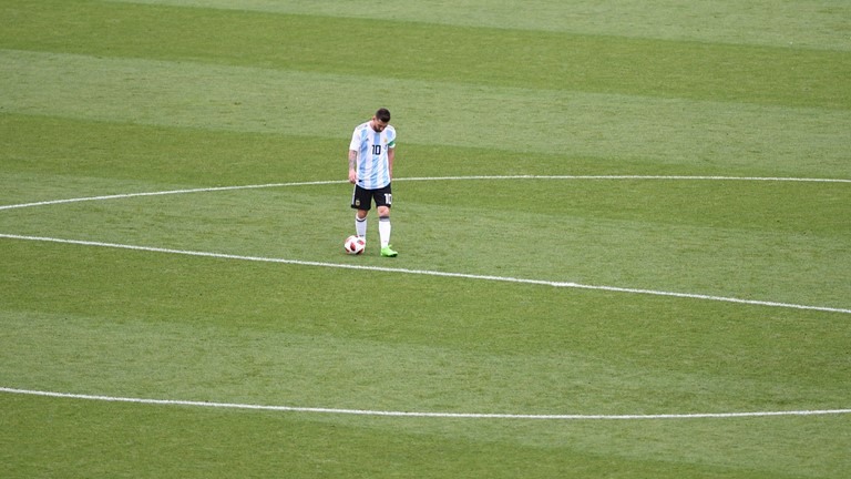 Không còn là một “con quái vật” săn bàn đáng sợ, Messi đơn độc và lạc nhịp trong đội hình của ĐT Argentina, nơi mà chưa bao giờ cho anh niềm vui và sự hạnh phúc. Ảnh: FIFA