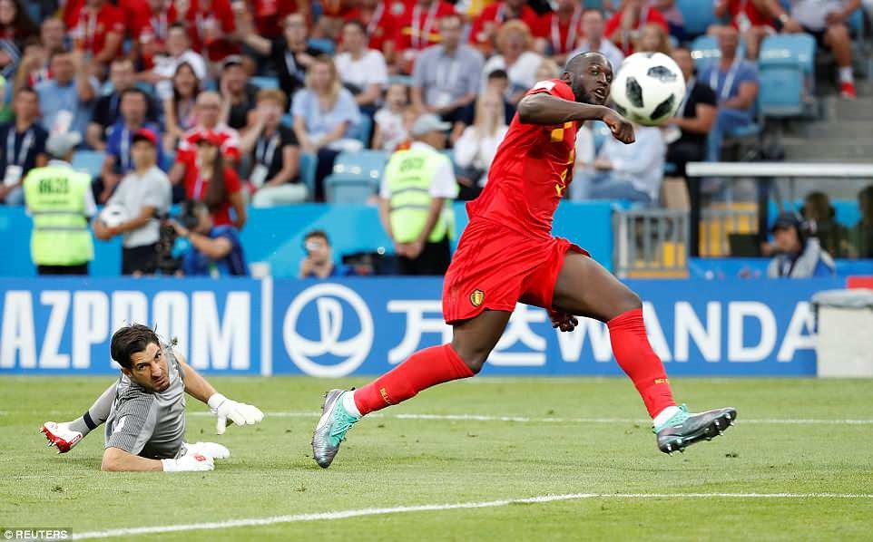 Lukaku (áo đỏ) ghi bàn nâng tỷ số lên 3-0 trong trận gặp Panama. Ảnh: Reuters.