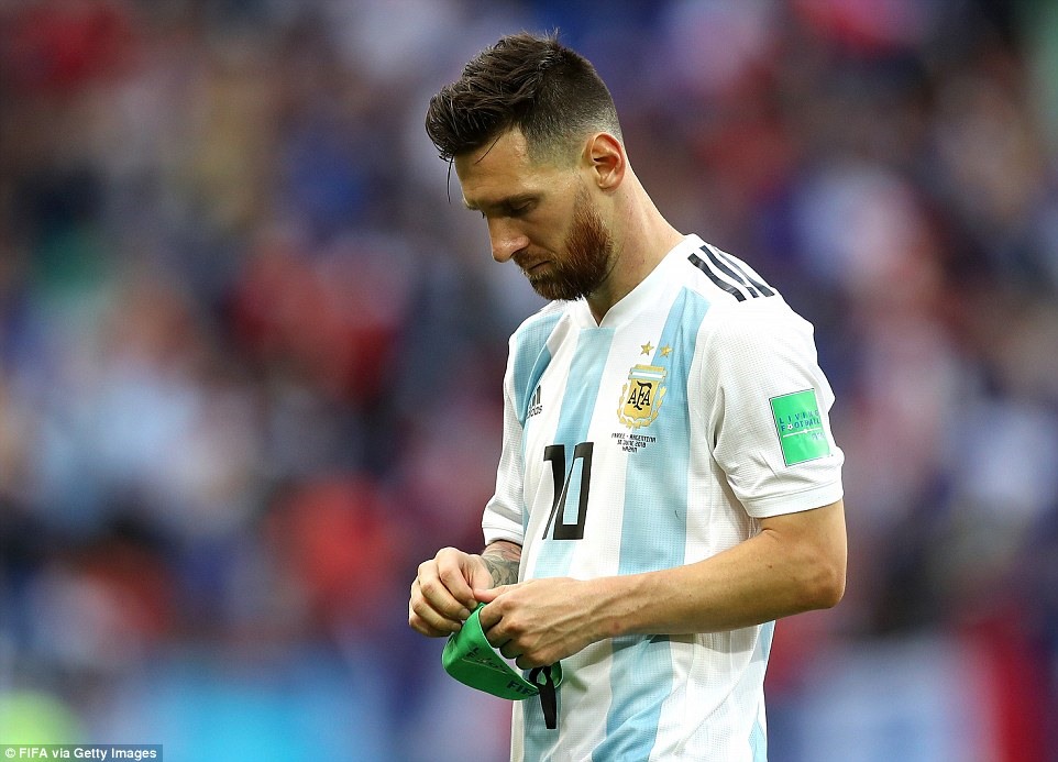 Messi ngậm ngùi chia tay World Cup. Ảnh: Dailymail