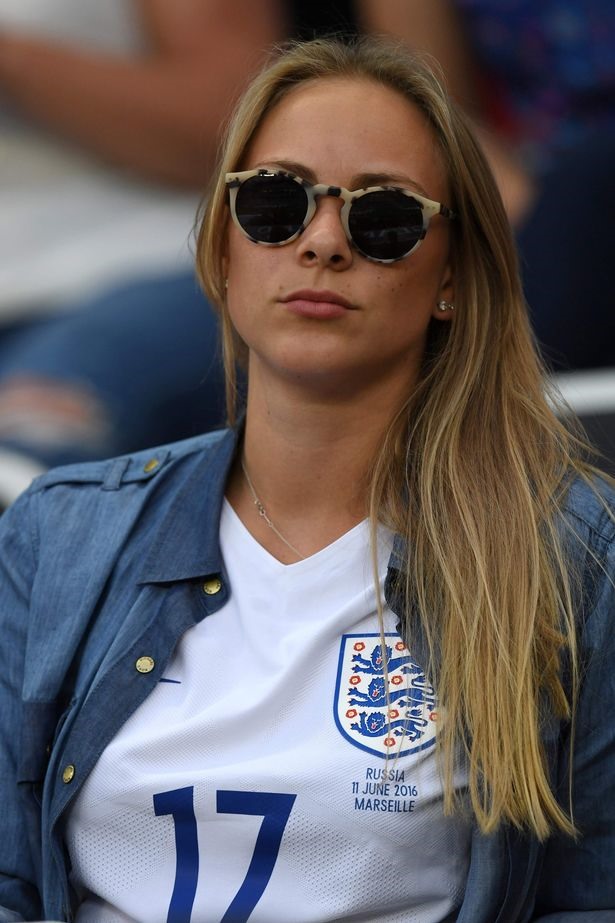 Cô nàng xinh đẹp Daniela Casal (người Bồ Đào Nha) là bạn gái của Eric Dier – trung vệ nổi tiếng của Totttenham. Cô nàng 24 tuổi thường xuyên xuất hiện trên khán đài để cổ vũ bạn trai trong kỳ Euro 2016 tại Pháp. Ảnh: Getty.