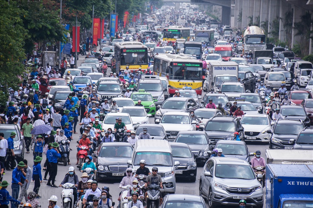 Lượng thí sinh giảm, nhiều tình nguyện viên điều tiết giao thông nhưng đoạn đường vẫn không thoát được tình trạng tắc nghẽn.