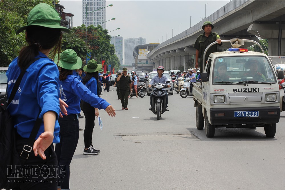 Hơn 50 tình nguyện viên được điều động tham gia hỗ trợ thí sinh và phối hợp với lực lượng Công an phường Thanh Xuân điều tiết giao thông.