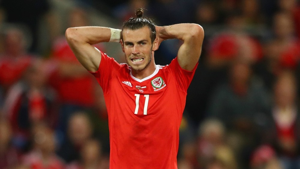 Gareth Bale cũng vắng mặt tại World Cup với lý do tương tự Sanchez. Dù Xứ Wales từng khuấy đảo EURO 2016 nhưng họ không thể vượt qua nổi vòng loại World Cup 2018. Đầu tàu Bale sẽ có một mùa hè bận rộn trên thị trường chuyển nhượng khi anh đang là đích ngắm của nhiều đội bóng lớn, trong đó có Manchester United. Ảnh: Goal.