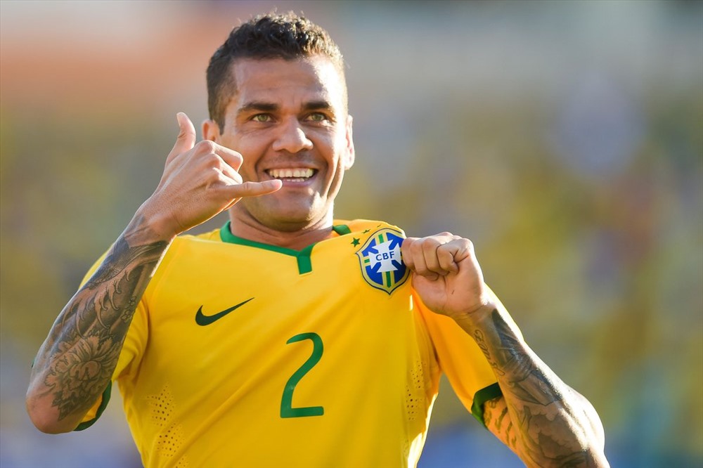 “Cầu thủ có nhiều danh hiệu nhất lịch sử” Dani Alves nói lời tạm biệt World Cup với Selecao chỉ 1 tháng trước thời điểm khai mạc. Anh bị chấn thương dây chằng khi đá cho PSG. Thiếu Alves, Brazil yếu đi khá nhiều bên hành lang cánh phải. Ảnh: Goal.