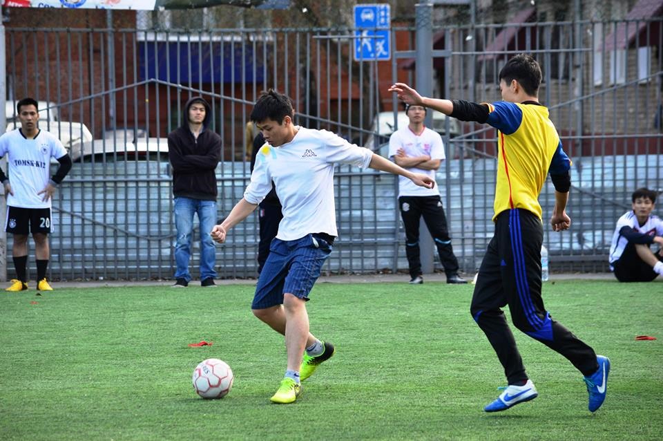 Tân Xứ tham gia Giải bóng đá truyền thống 30/4/2015, sinh viên Việt Nam – Tomks. Ảnh: NVCC.
