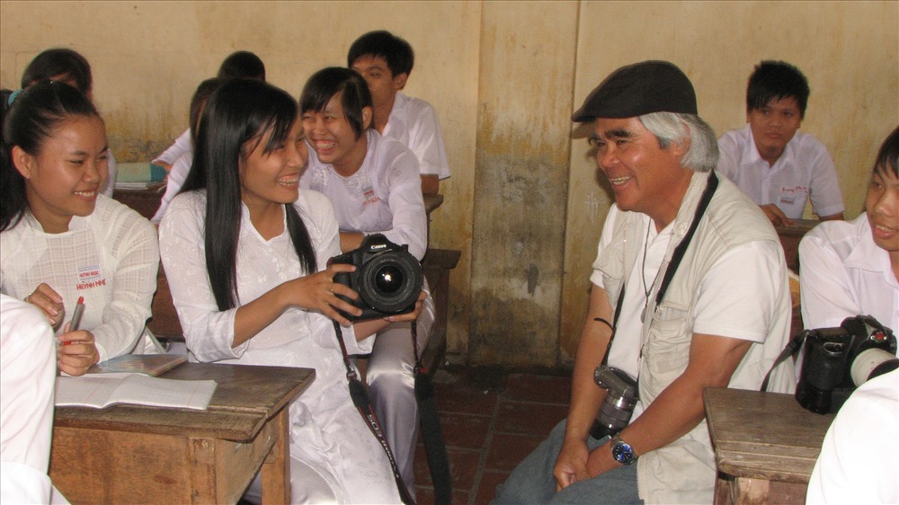 Nick Út hường dẫn các học sinh Trường Huỳnh Ngọc chụp ảnh.