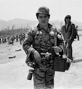 Vừa tròn 50 năm trước, Nick Ut - phóng viên ảnh chiến trường của Hãng thông tấn AP (Mỹ) có mặt tại chiến trường Khe Sanh, thông điệp qua mỗi bức ảnh của Nick Ut gửi đến nhân dân Mỹ là: Khe Sanh - “khe tử”. Ảnh: Nhân vật cung cấp