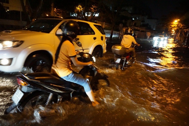 Người dân trong khu Thảo Điền khổ sở vì nước ngập.