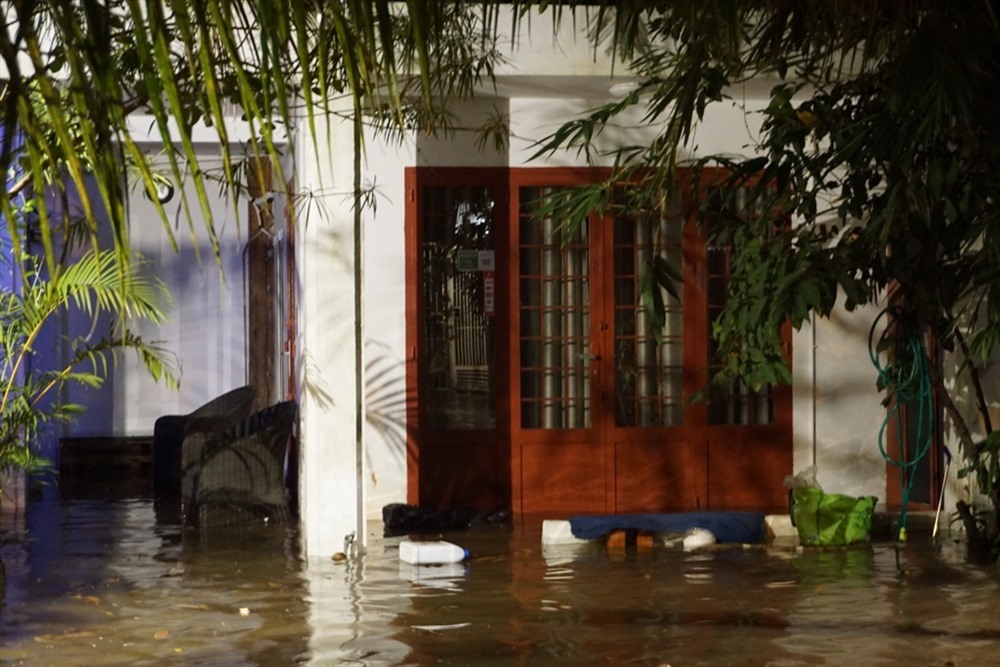 Một căn biệt thự trong khu Thảo Điền bị ngập nước.