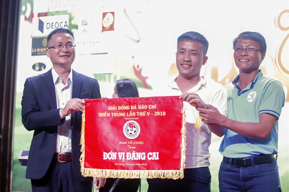 Trao cờ đăng cai giải đấu năm 2019 cho Liên quân báo chí Hà Tĩnh.