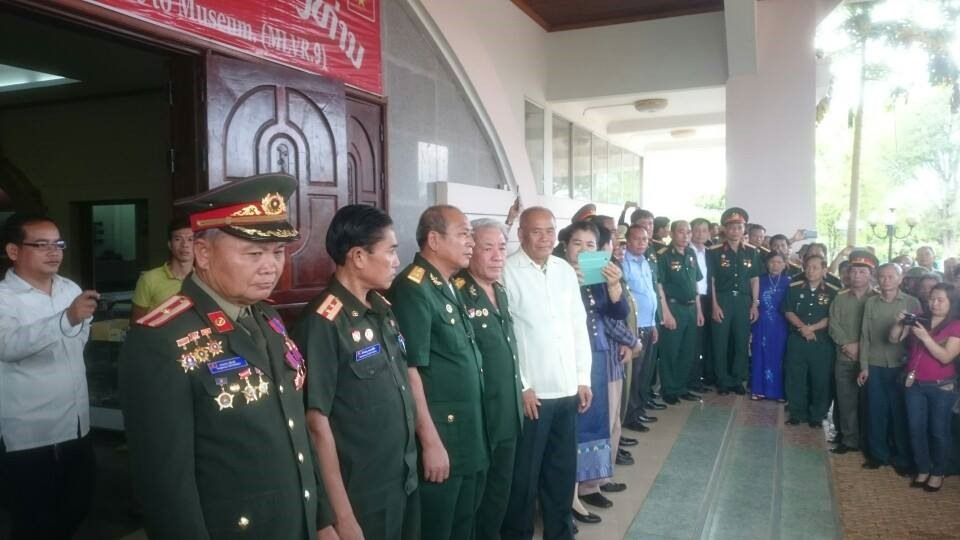 Giao lưu gặp gỡ giữa cựu chiến binh Việt Nam và cựu chiến binh Lào tại Bảo tàng Bản Đông.