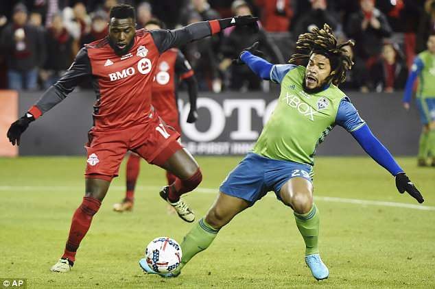 Roman Torres (phải) nặng tới 99 kg. Ảnh: Getty Images.