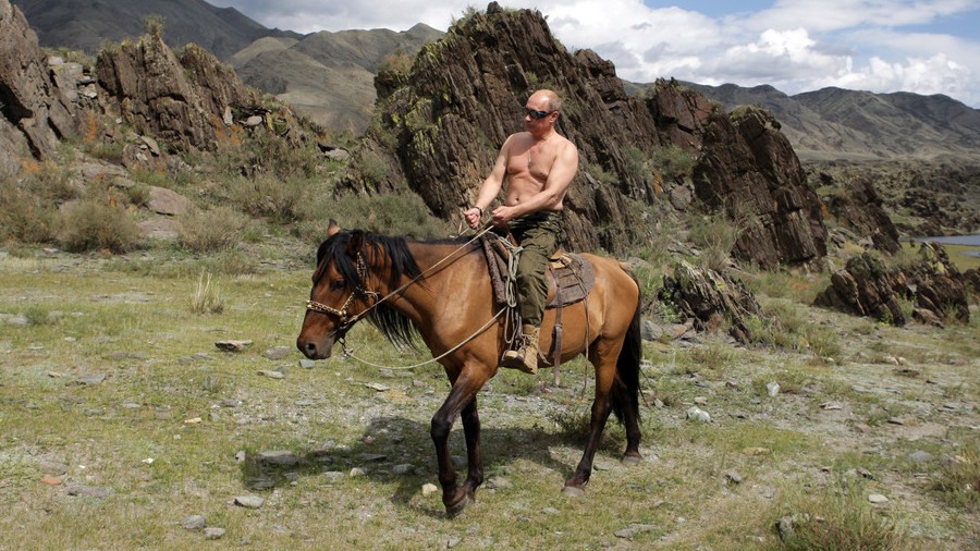 Tổng thống Vladimir Putin ngực trần cưỡi ngựa ở Tuva, Siberia ngày 3.8.2009. Ảnh: RIA Novosti