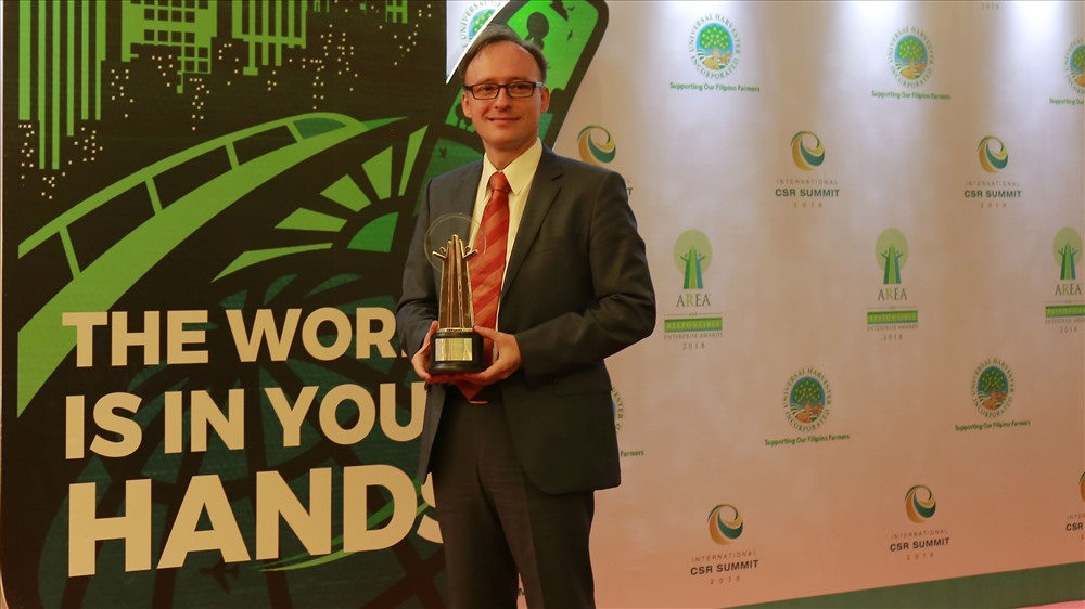 Tổng Giám đốc Công ty Cổ phần Chuỗi Thực phẩm TH (một thành viên của Tập đoàn TH), ông Wolfgang Friess, đại diện cho bà Thái Hương nhận giải thưởng “Lãnh đạo doanh nghiệp có trách nhiệm xã hội” tại Manila, Philippines ngày 1/6/2018.